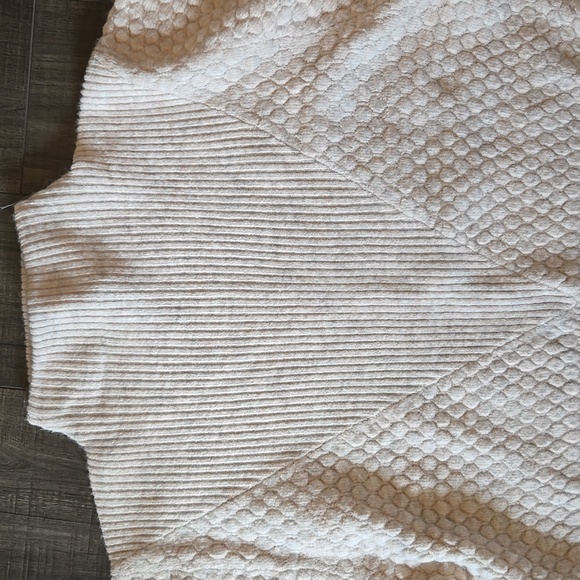 SOLD Sweater - Picture 3 of 4